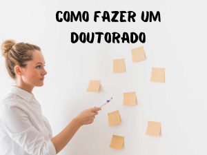 Mulher planejando com notas adesivas em um quadro, título "Como Fazer um Doutorado".