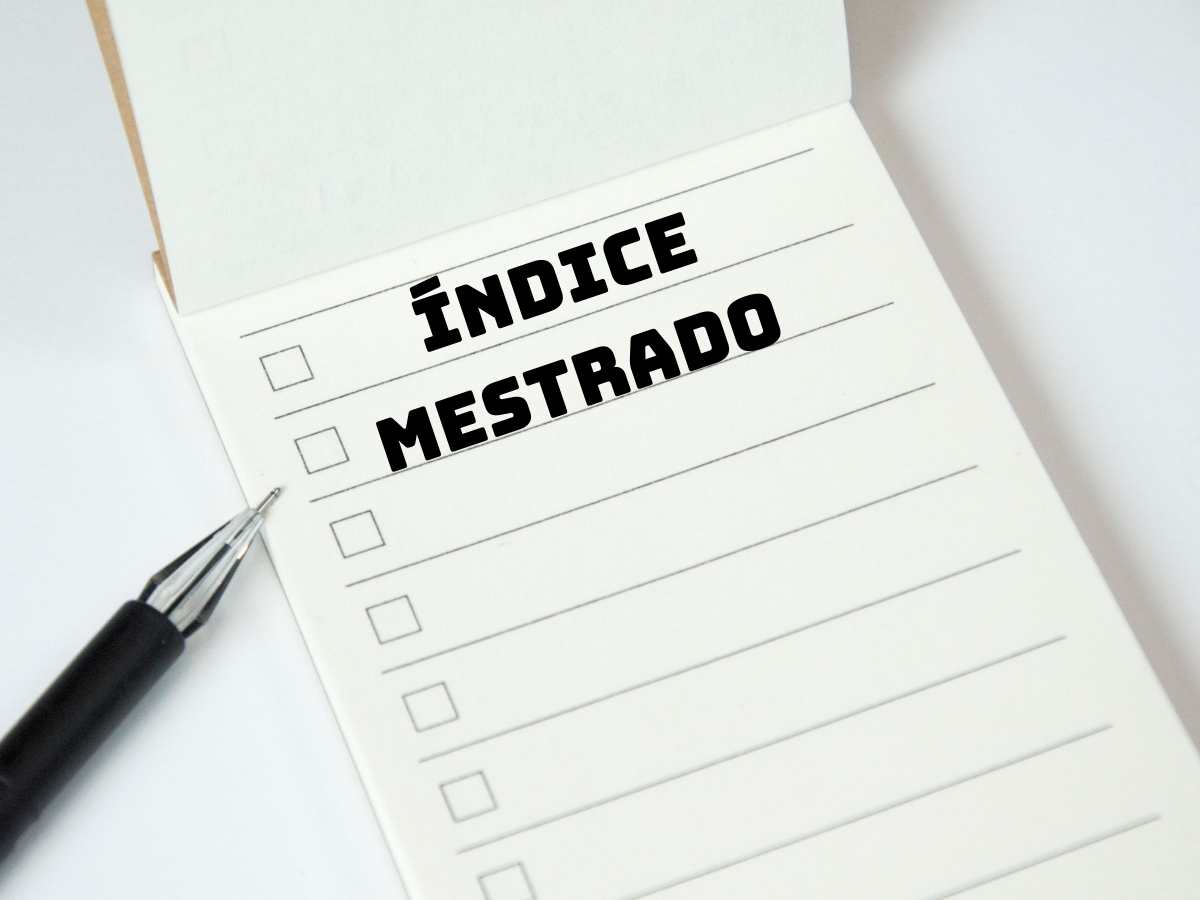 Caderno com a escrita 'Índice de Mestrado' ao lado de uma caneta, simbolizando um índice de doutorado de qualidade.