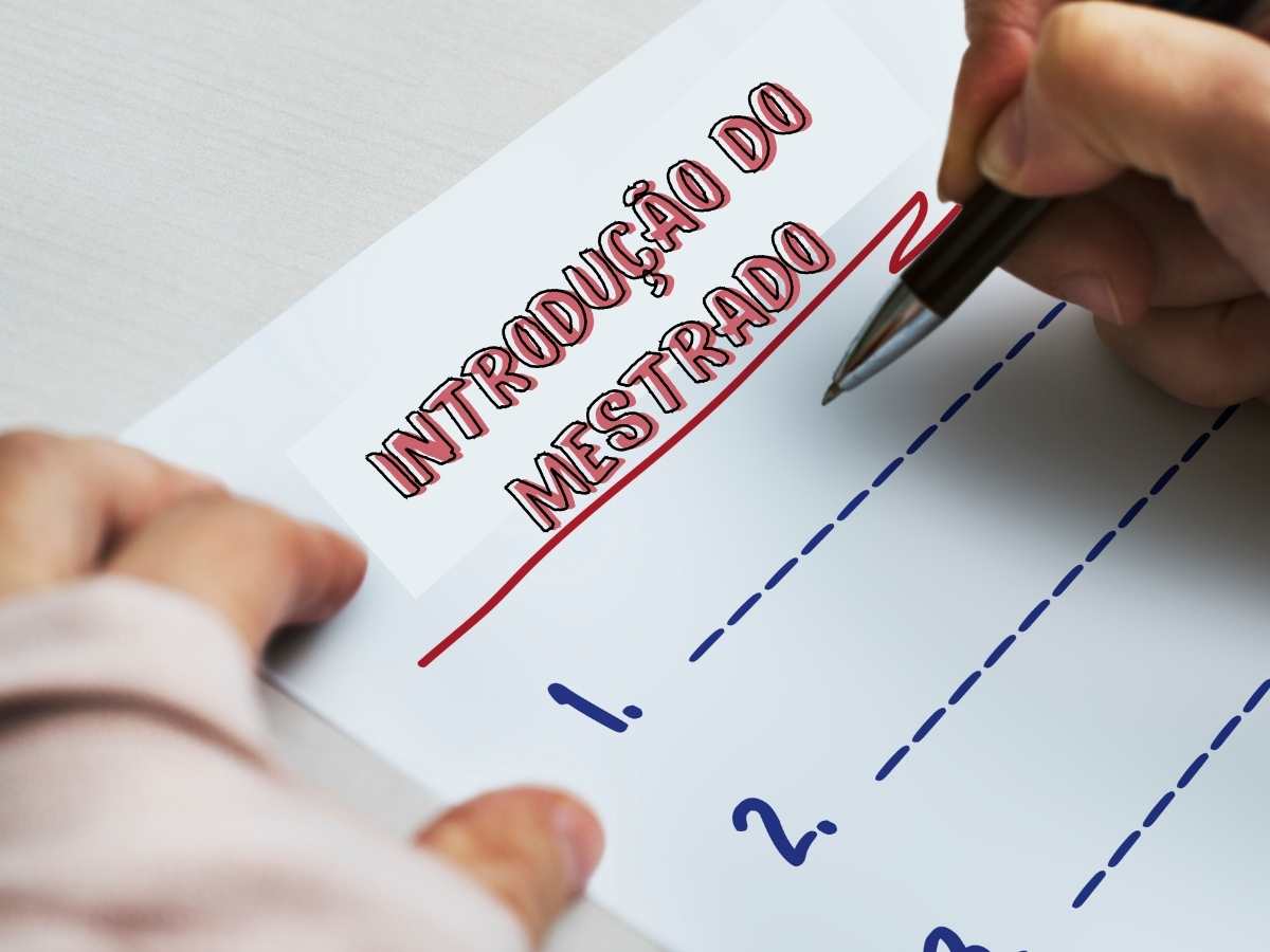 Pessoa sublinhando texto em um documento intitulado 'Introdução ao Mestrado', enfatizando a introdução do teu mestrado.