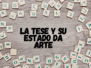 Fichas de letras espalhadas formando as palavras "La Tese y su Estado da Arte".