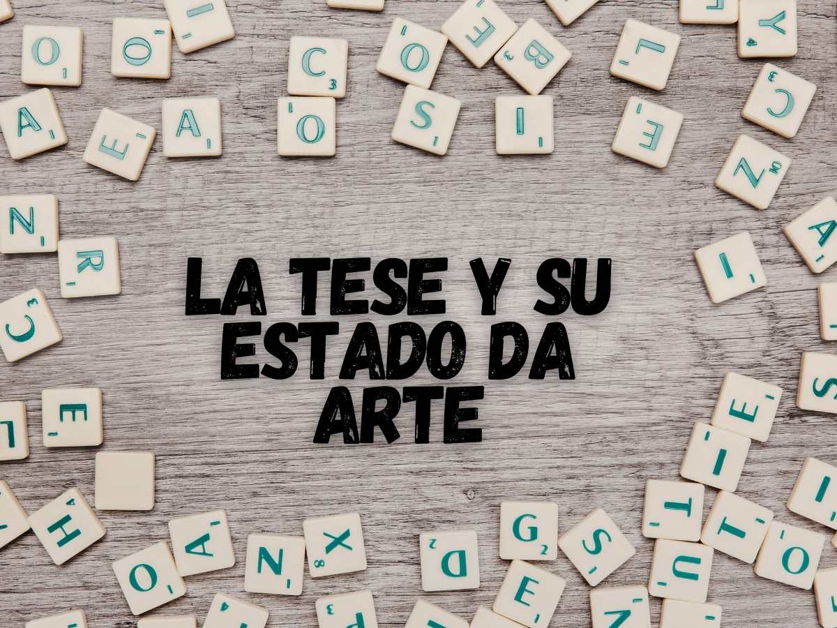 Fichas de letras espalhadas formando as palavras "La Tese y su Estado da Arte".