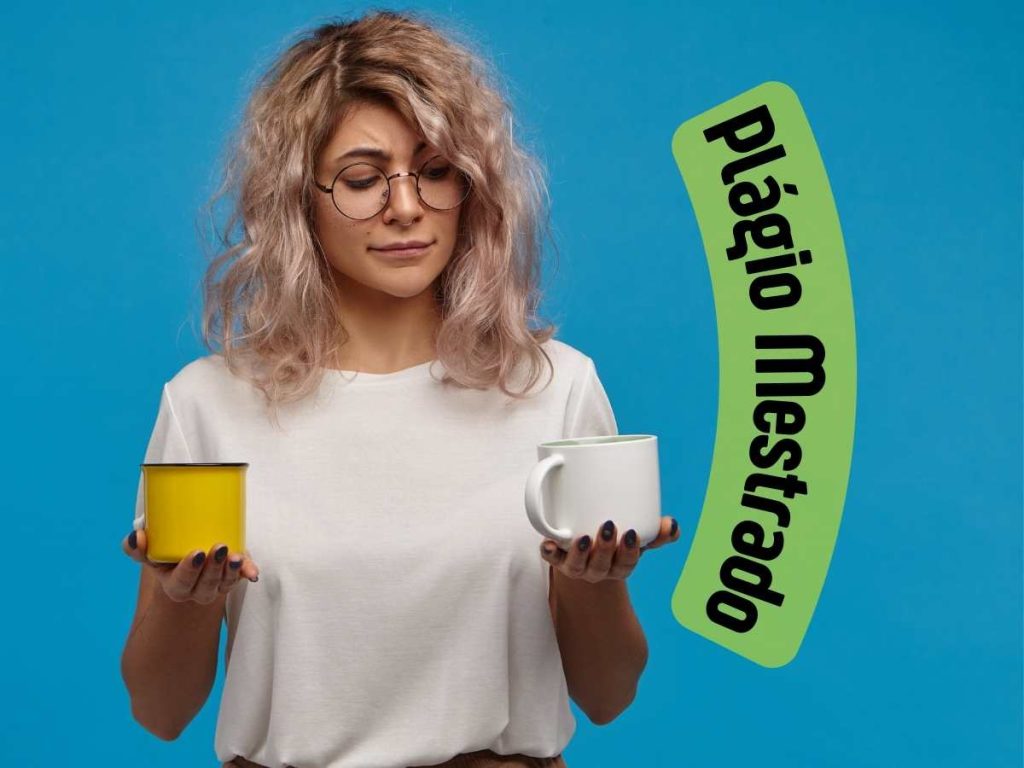 Mulher segurando duas xícaras com o texto "Melhor Detector de Plágio Mestrado".
