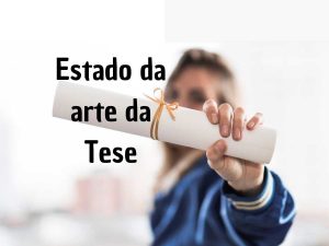 Pessoa segurando um documento com a mensagem "Estado da arte da tese" ao fundo, representando a pesquisa teórica da tese.