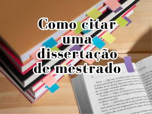 Livro aberto com anotações sobre como citar uma dissertação de mestrado, com foco no estilo de citação.