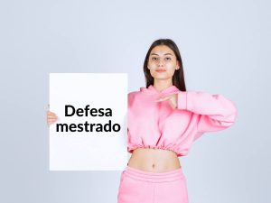 Estudante confiante preparando-se para a defesa de mestrado, destacando a importância da preparação e estratégia na apresentação acadêmica.