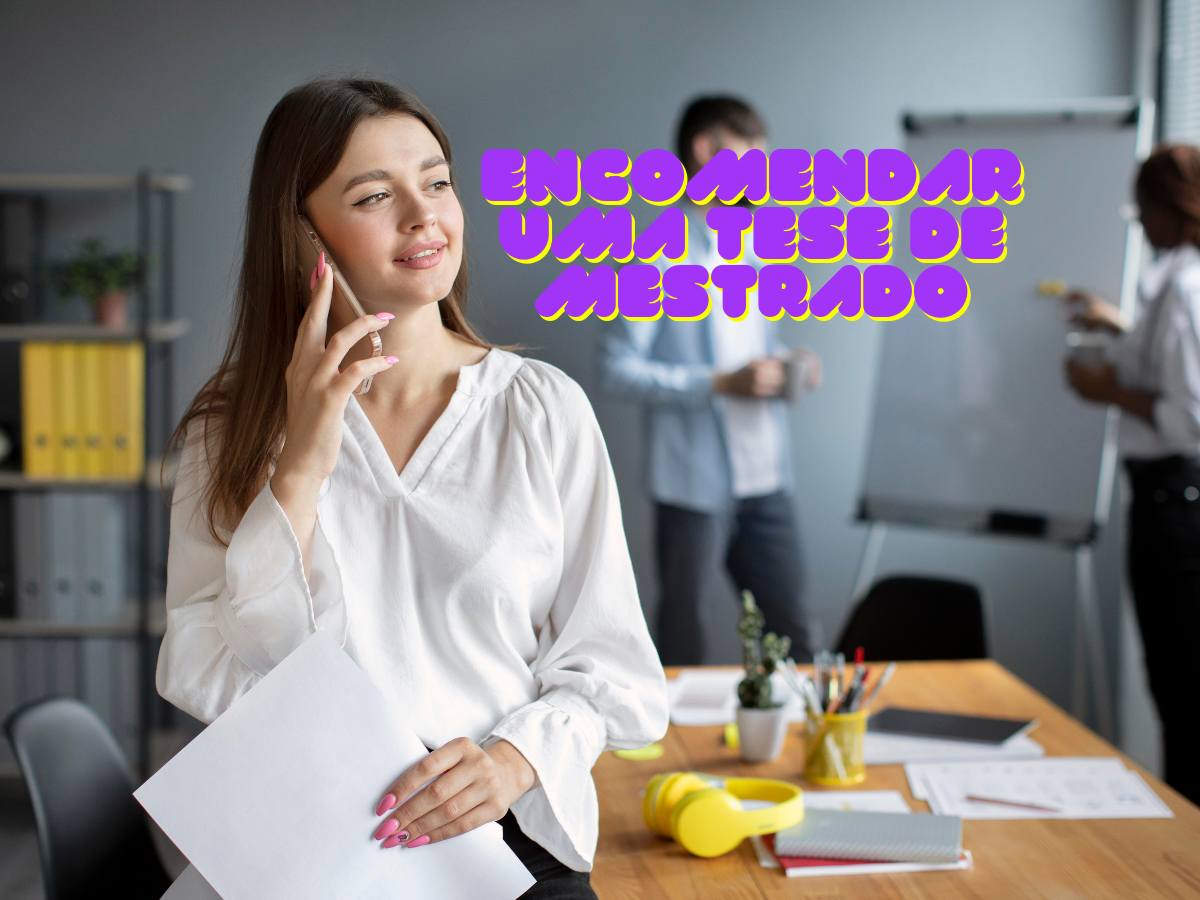 Estudante sorridente pensando em encomendar uma tese de mestrado, enquanto segura materiais acadêmicos.