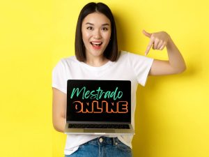 Jovem mostrando uma placa que promove o projecto de mestrado online, destacando as vantagens da modalidade.