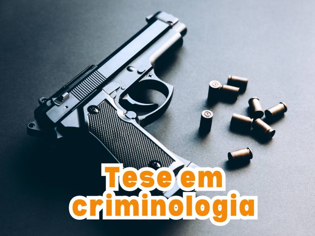 Pistola com balas sobre uma mesa, representando temas de violência e crime organizado na tese em criminologia.