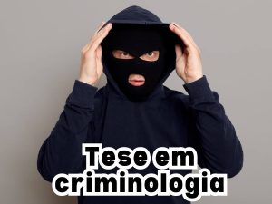 Pessoa encapuzada simbolizando o estudo de crimes como cibercrime e terrorismo em uma tese de criminologia.