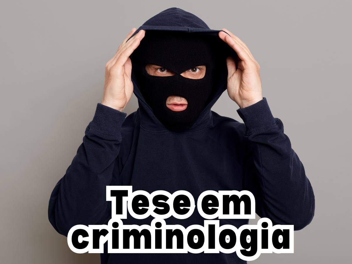 Pessoa encapuzada simbolizando o estudo de crimes como cibercrime e terrorismo em uma tese de criminologia.
