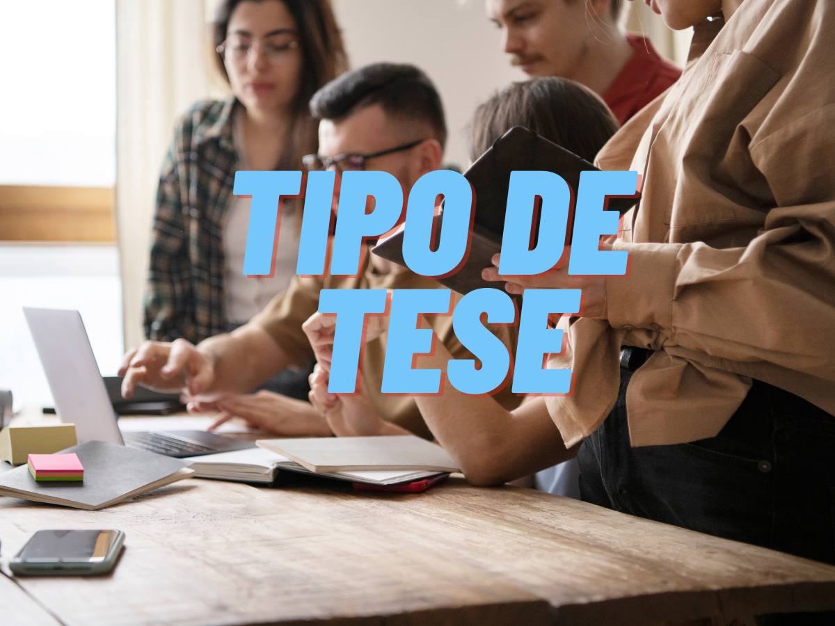 Estudante discutindo diferentes tipos de tese com materiais acadêmicos na mesa.