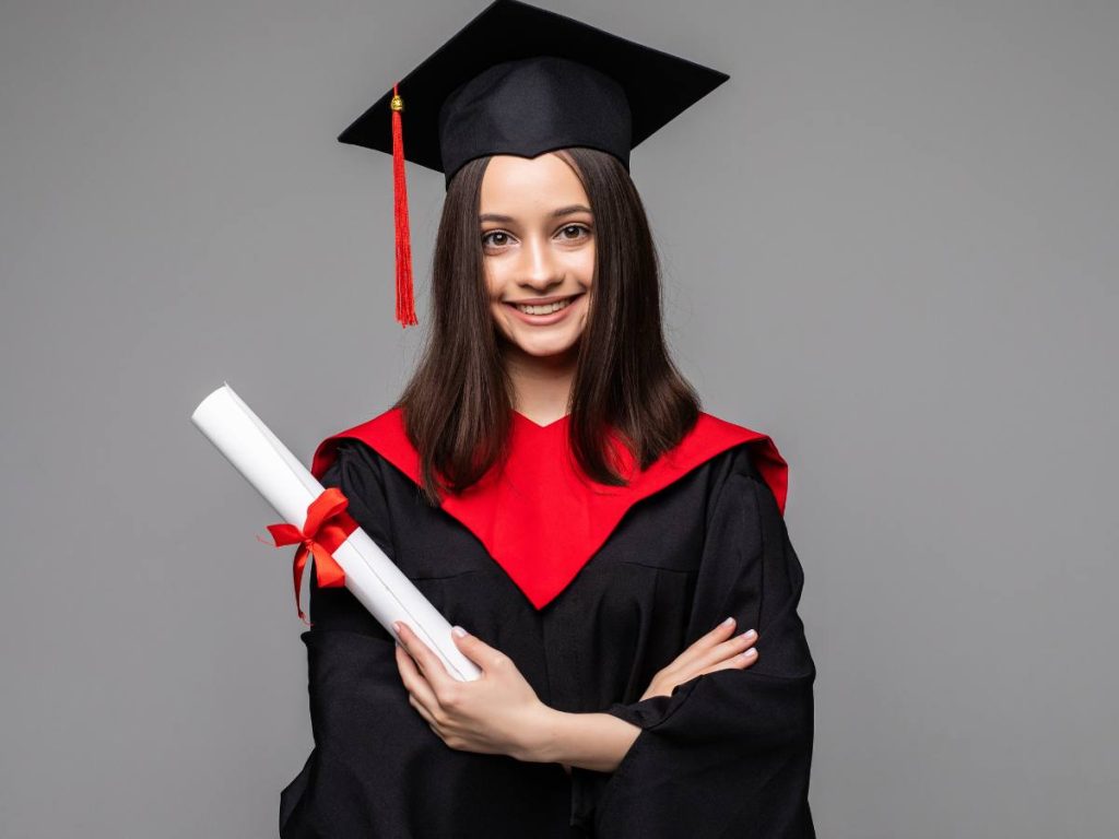studante feliz segurando seu diploma de doutorado, celebrando a conclusão de seu trabalho acadêmico.