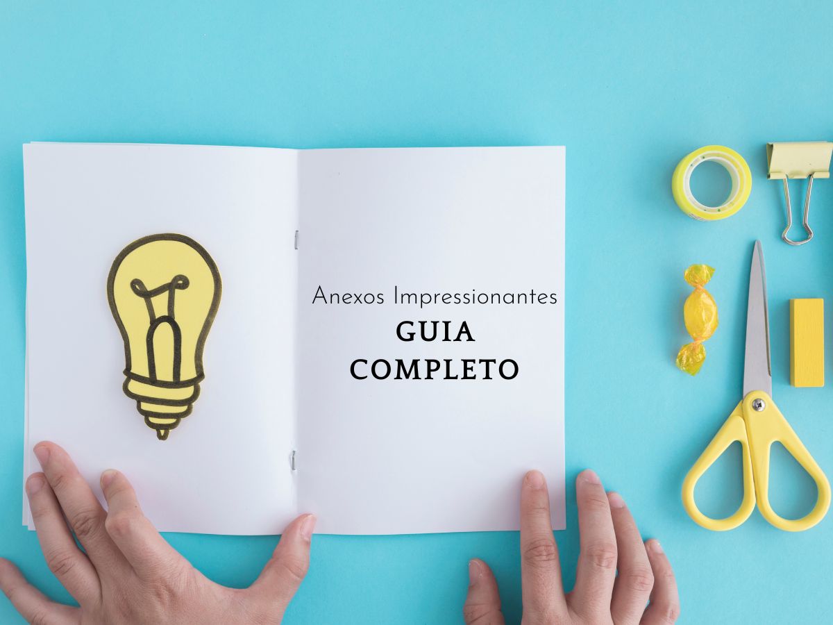 Apresenta um livro aberto com as palavras «Destaque-se com os anexos Guia Definitiva» e uma lâmpada desenhada, rodeada por tesouras, clipes e outros materiais escolares. Reforça a mensagem de como os anexos podem ser a chave para se destacar num trabalho final de curso.