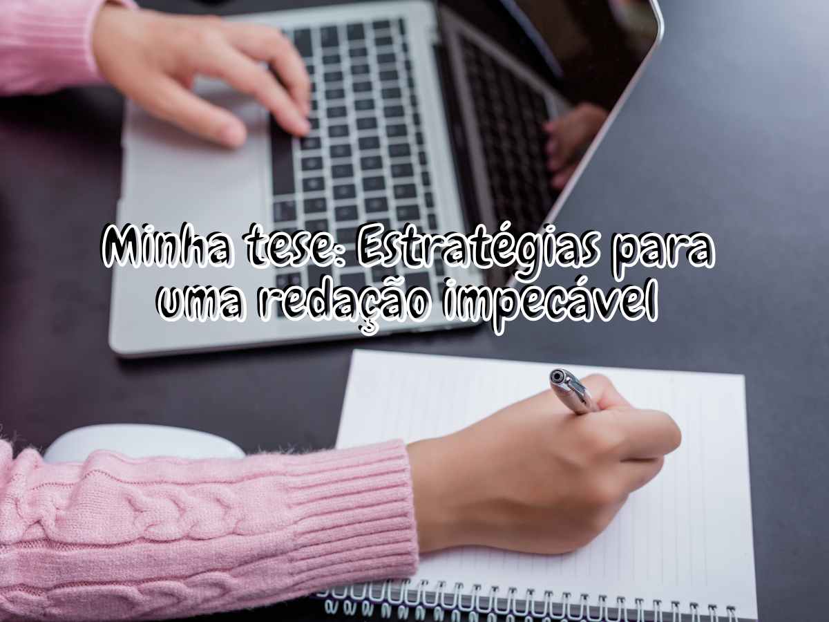 Pessoa digitando no teclado de um laptop enquanto anota no caderno