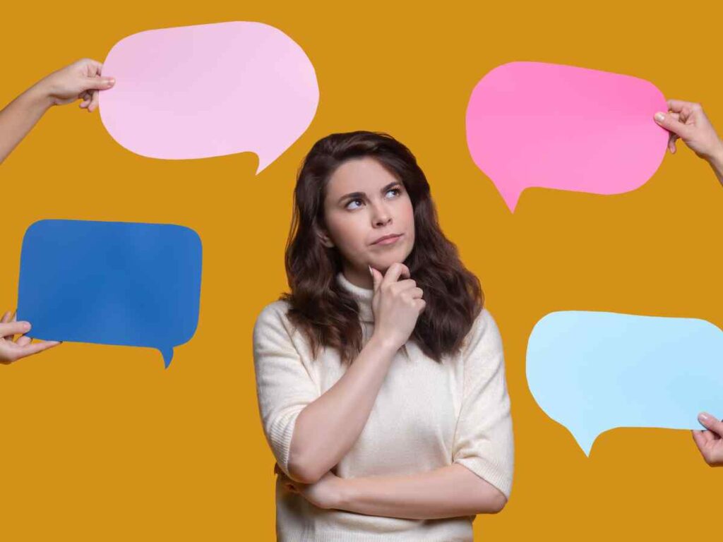 Mulher a pensar enquanto analisa várias caixas de texto, representando o conceito de perguntas PICO.