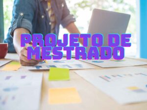 Pessoa analisando gráficos e anotações sobre a mesa com laptop, representando o planejamento de um projeto de mestrado.