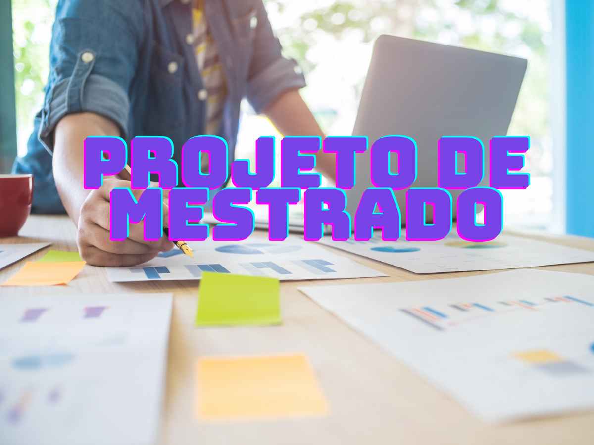 Pessoa analisando gráficos e anotações sobre a mesa com laptop, representando o planejamento de um projeto de mestrado.