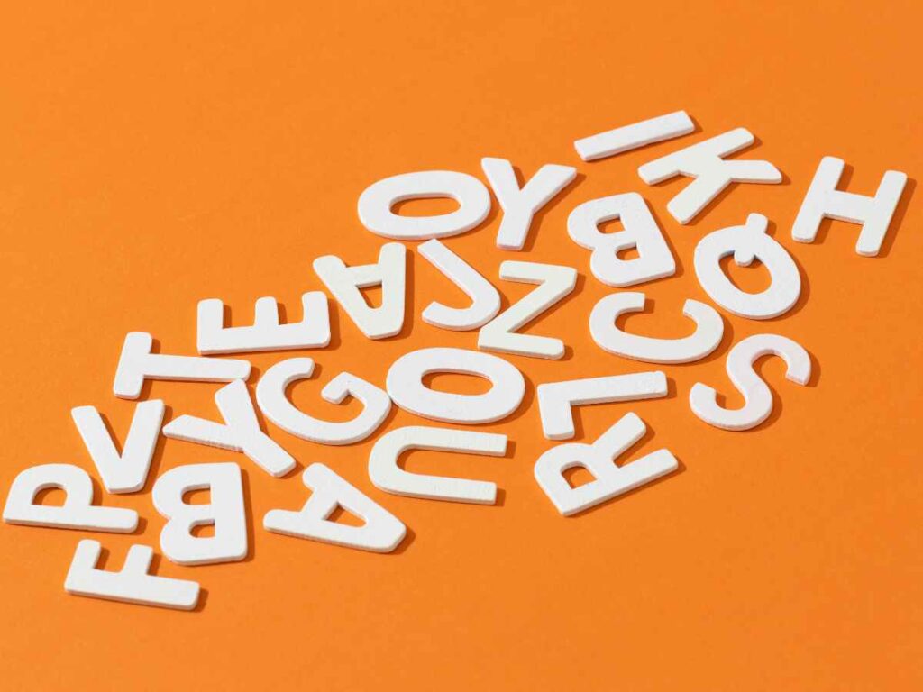 Letras brancas espalhadas sobre fundo laranja, representando contagem de palavras de um projeto de mestrado.
