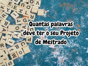 Peças de jogo com letras sobre superfície azul, ilustrando o tema de número de palavras em projetos de mestrado.