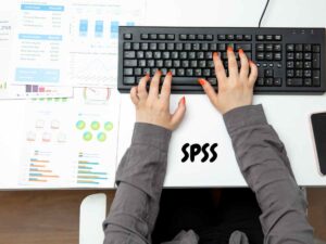 Pessoa a realizar análise estatística no seu projeto de mestrado, com gráficos e diagramas.