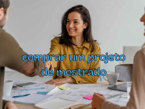 Pessoa recebendo aperto de mão em reunião de projeto de mestrado com documentos sobre a mesa