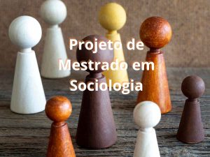 Peças de madeira representando figuras humanas, com destaque para a sociologia e as relações sociais no contexto do mestrado.