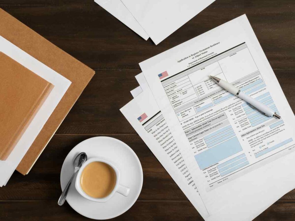 Documentos organizados com uma caneta e um café, representando uma análise e revisão de dados para uma tese